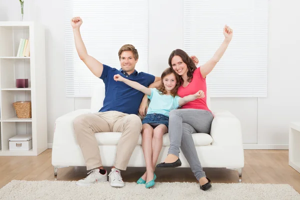 Fröhliche Familie mit erhobenen Armen — Stockfoto