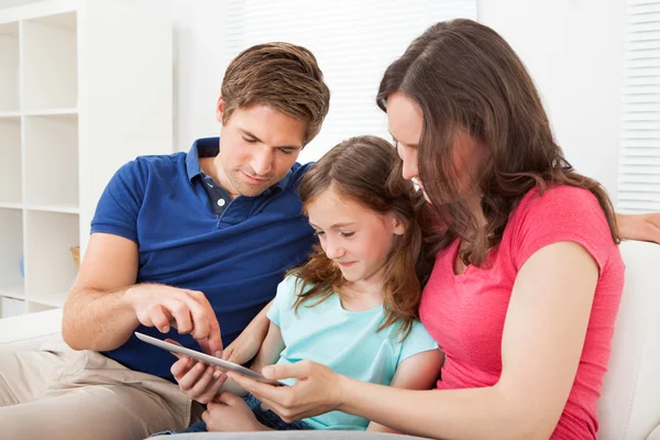 Familie nutzt digitales Tablet — Stockfoto