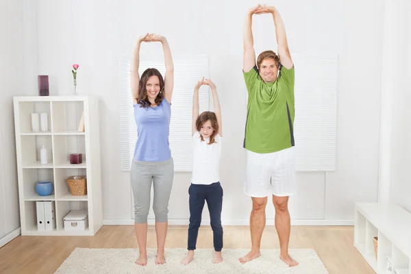 Apto família realizando Yoga — Fotografia de Stock