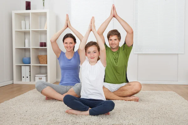 Familie praktiziert Yoga — Stockfoto