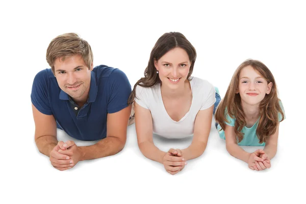 Família sorridente mentindo — Fotografia de Stock