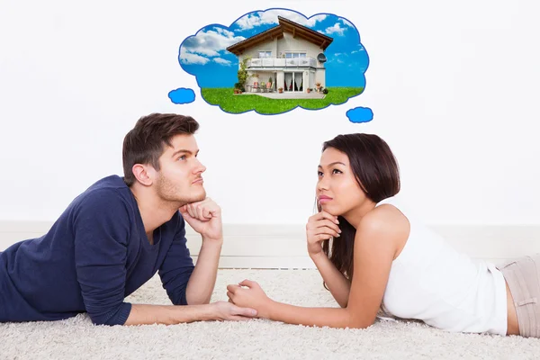 Paret tänker på drömhus — Stockfoto