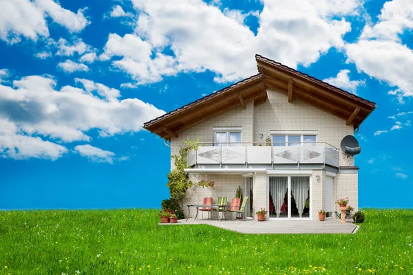 Huis op met gras begroeid landschap — Stockfoto