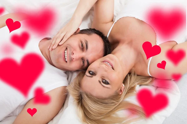 Amar a una joven pareja mintiendo —  Fotos de Stock