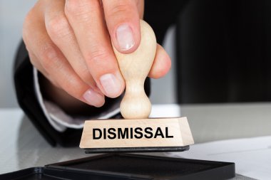 El lastik damgası işten çıkarma işareti ile tutarak