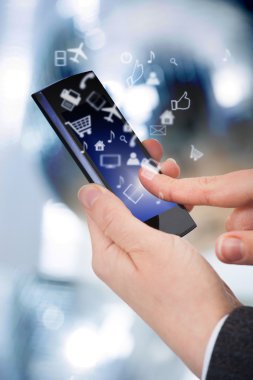 akıllı telefon kullanan iş adamı