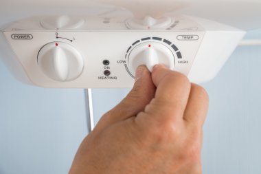 Kişi elektrikli kazan sıcaklığını ayarlama