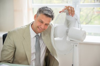 Fan oturan işadamı