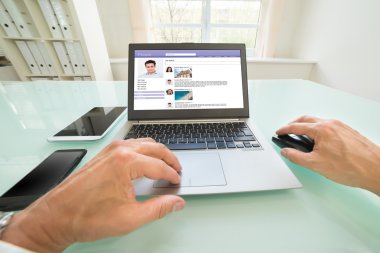 Sosyal Web sitesinde chat yapan kişi