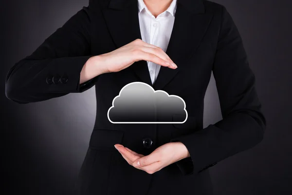 Podnikatelka drží Cloud Computing ikony — Stock fotografie