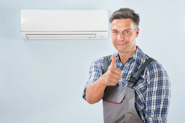 Técnico mostrando polegar para cima — Fotografia de Stock