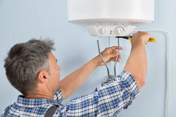 Plumber Installing Water Heater — Stock Photo, Image