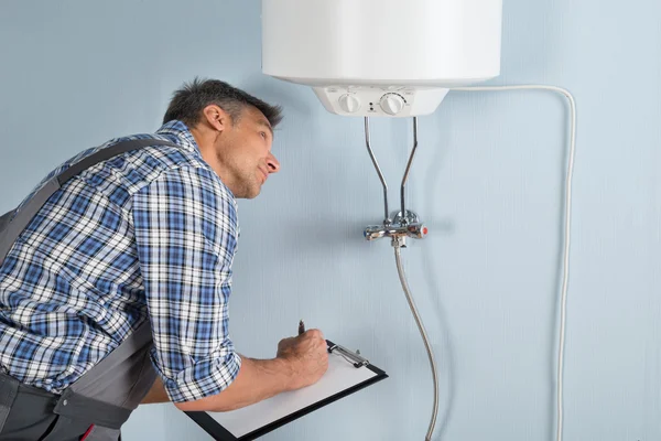 Male Plumber With Clipboard — Stock Photo, Image