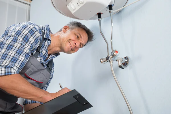 Male Plumber With Clipboard — Stock Photo, Image