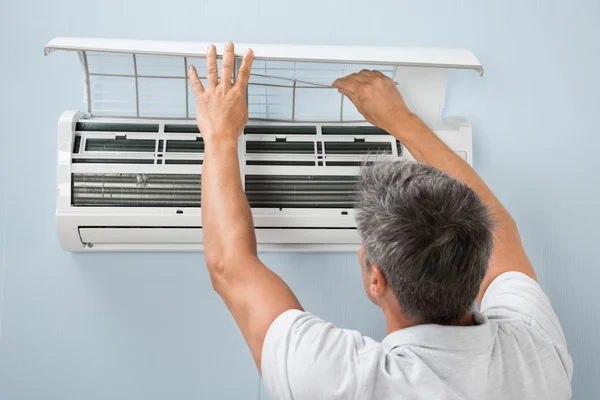 Man Cleaning Air Conditioning System — Stock Photo, Image