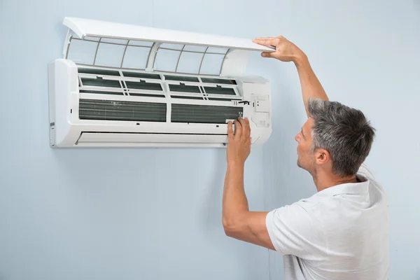 Mens schoonmaken airco systeem — Stockfoto