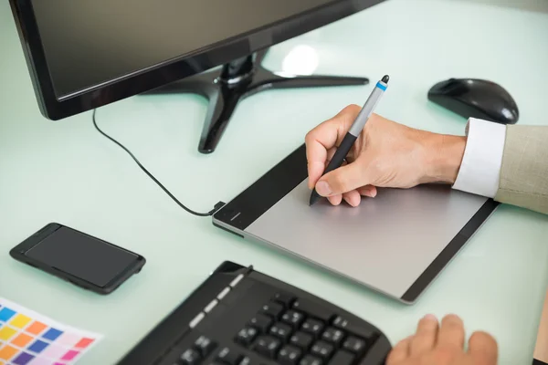 Zakenman met behulp van grafische Tablet — Stockfoto