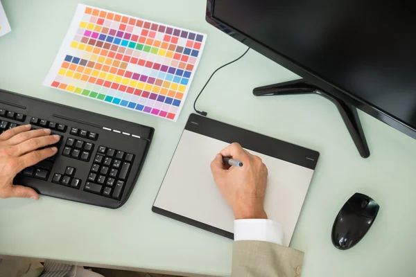 Businessman Writing On Graphic Tablet — Stock Photo, Image