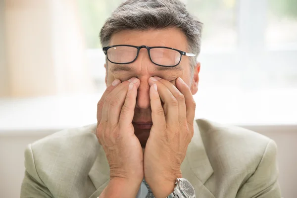 Empresário esfregando os olhos — Fotografia de Stock