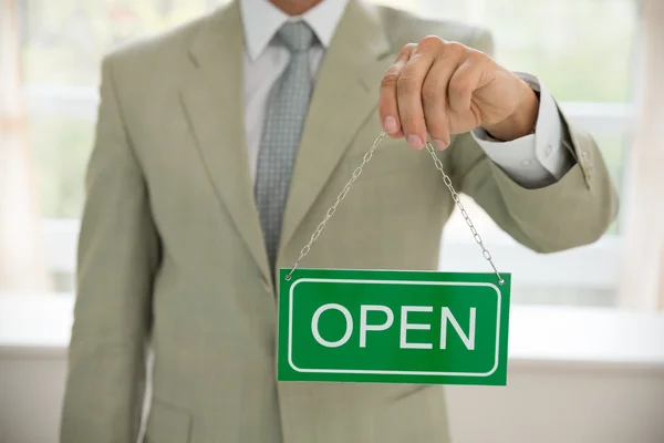 Podnikatel drží otevřené znamení — Stock fotografie