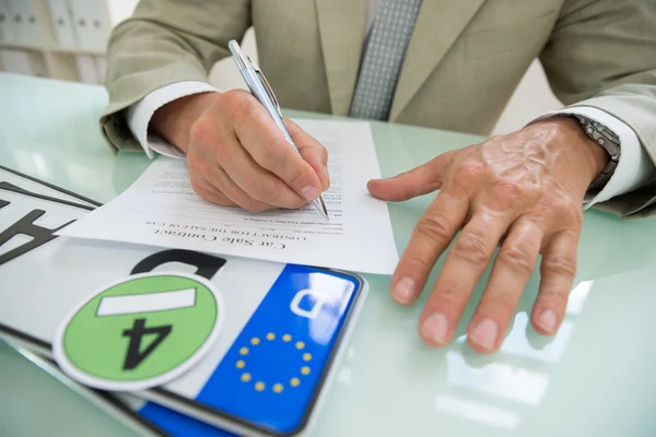 Businessman Filling Car Sale Contract — Stock Photo, Image