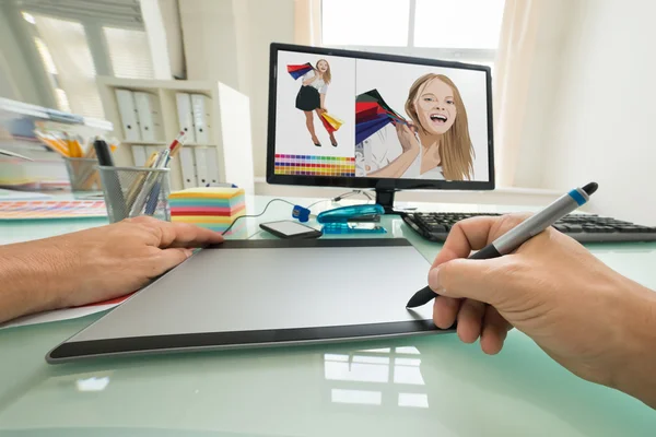 Person mit Grafik-Tablet zum Skizzieren — Stockfoto