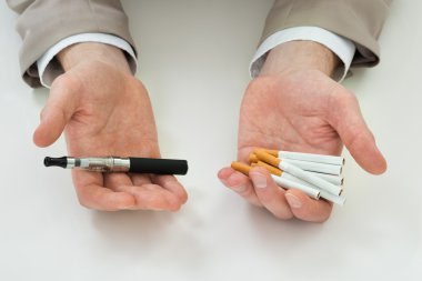 Elektronik sigara tutan işadamı