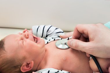 Doktor tarafından muayene ederken bebek