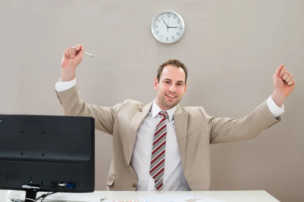 Gelukkig zakenman aan het Bureau — Stockfoto