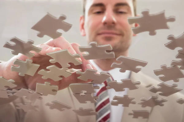 Zakenman scheiden puzzel — Stockfoto