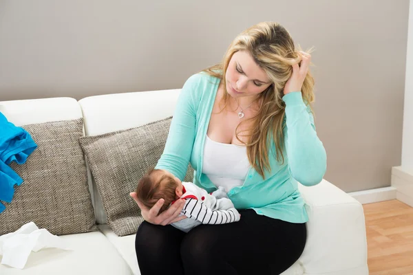 Moeder met uitvoering van Baby — Stockfoto