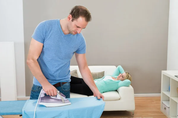 Hombre planchando ropa — Foto de Stock