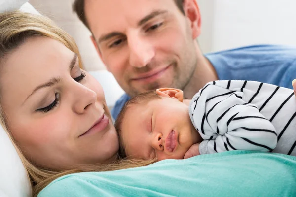 Zwei Eltern schauen Baby an — Stockfoto