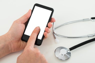 Cep telefonu ve stetoskop ile el
