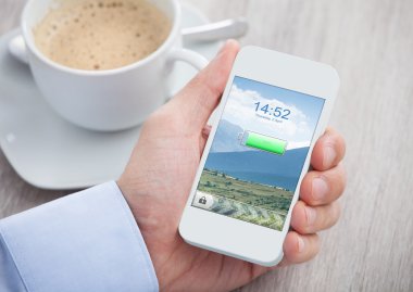 Telefon şarj edilmiş bir batarya ile tutan el