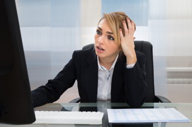 Bilgisayarda çalışan iş kadını