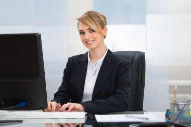 Bilgisayarda çalışan iş kadını