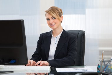 Bilgisayarda çalışan iş kadını