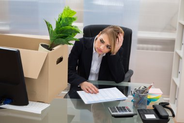 İşkadını eşyalarını kutusunda ile