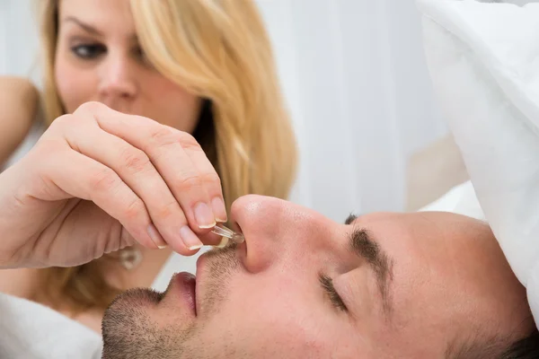 Dispositif de clipsage nasal à insertion manuelle — Photo