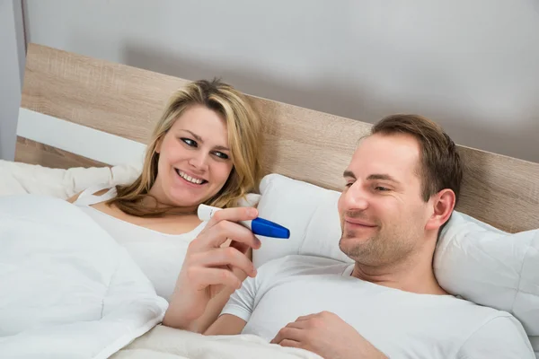 Couple With Pregnancy Test — Stock Photo, Image