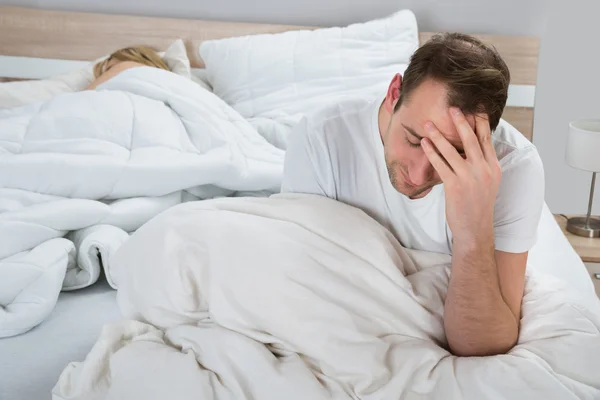 Homem deprimido na cama — Fotografia de Stock