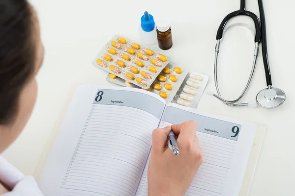 Médico escribir prescripción — Foto de Stock