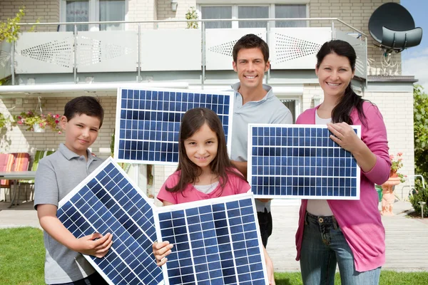 Famille avec panneaux solaires — Photo