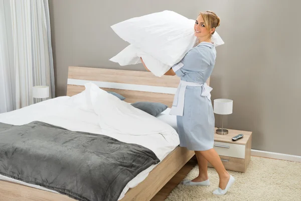 Housekeeping Worker With Pillows — Stock Photo, Image