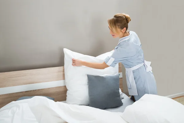 Housekeeping Worker Putting Pillows — Stock Photo, Image
