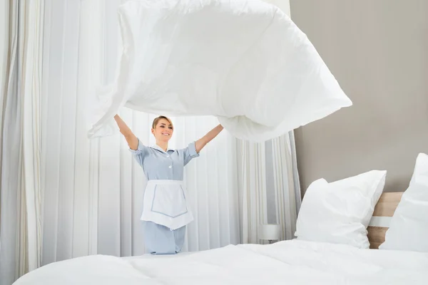 Zimmermädchen macht Bett — Stockfoto