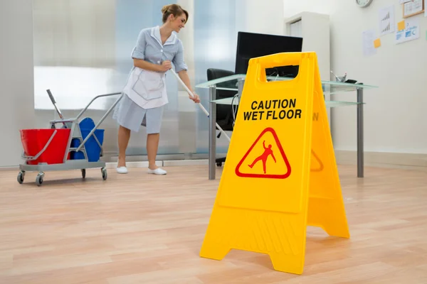 Maid Cleaning Floor — Stock Photo, Image