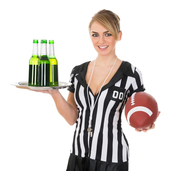 Schiedsrichter mit Getränken und Rugbyball — Stockfoto