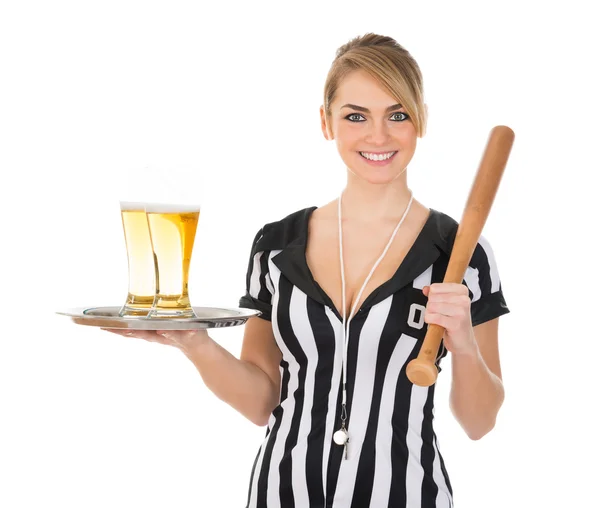 Arbitre avec bière et batte de baseball — Photo